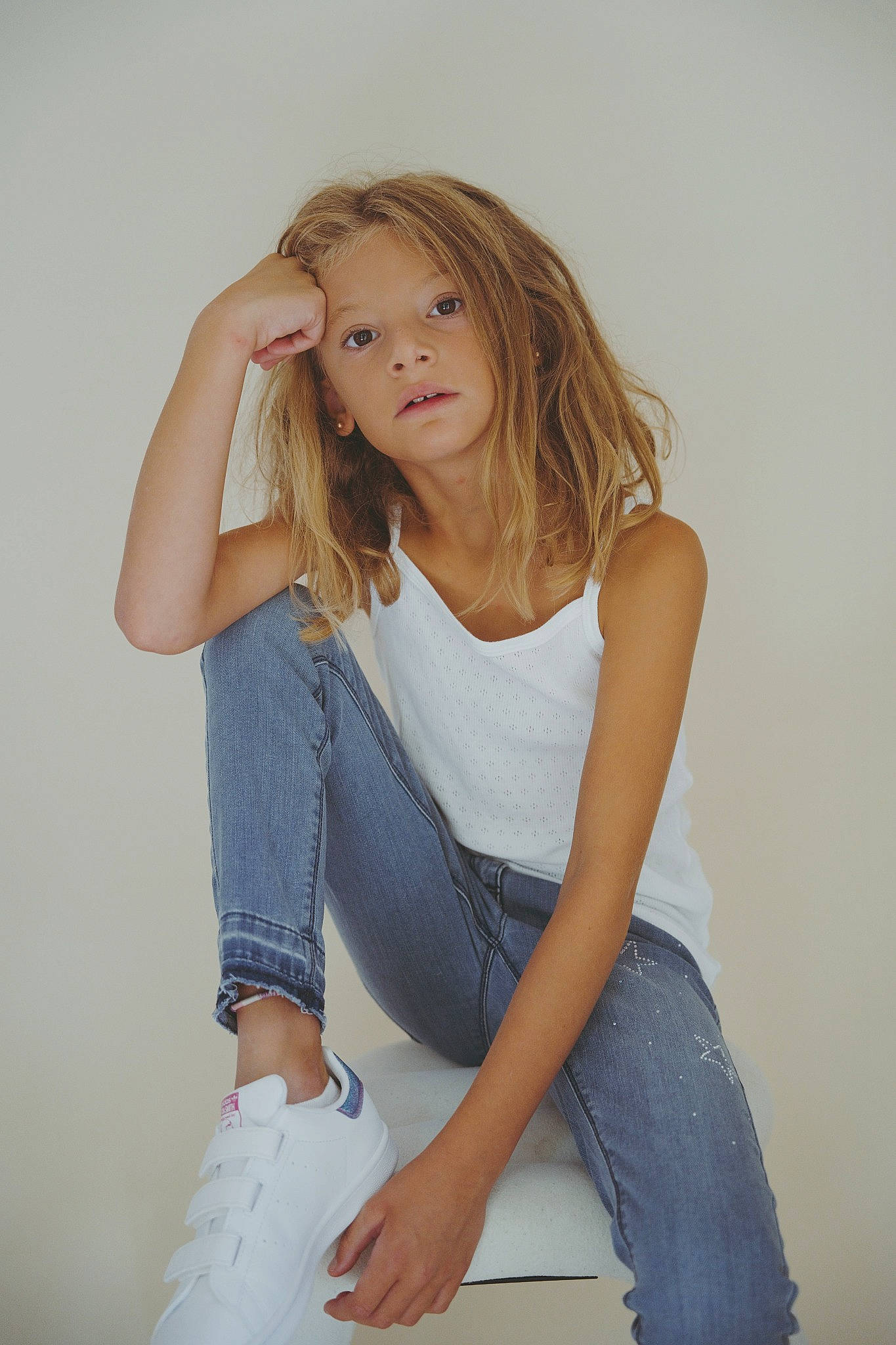 Nina participe au concours pour gagner de l'argent avec cette photo : arm, clothing, denim, elbow, flash_photography, gesture, hair, human_body, jeans, joint, knee, lip, neck, person, shoulder, skin, sleeve, stomach, t_shirt, thigh