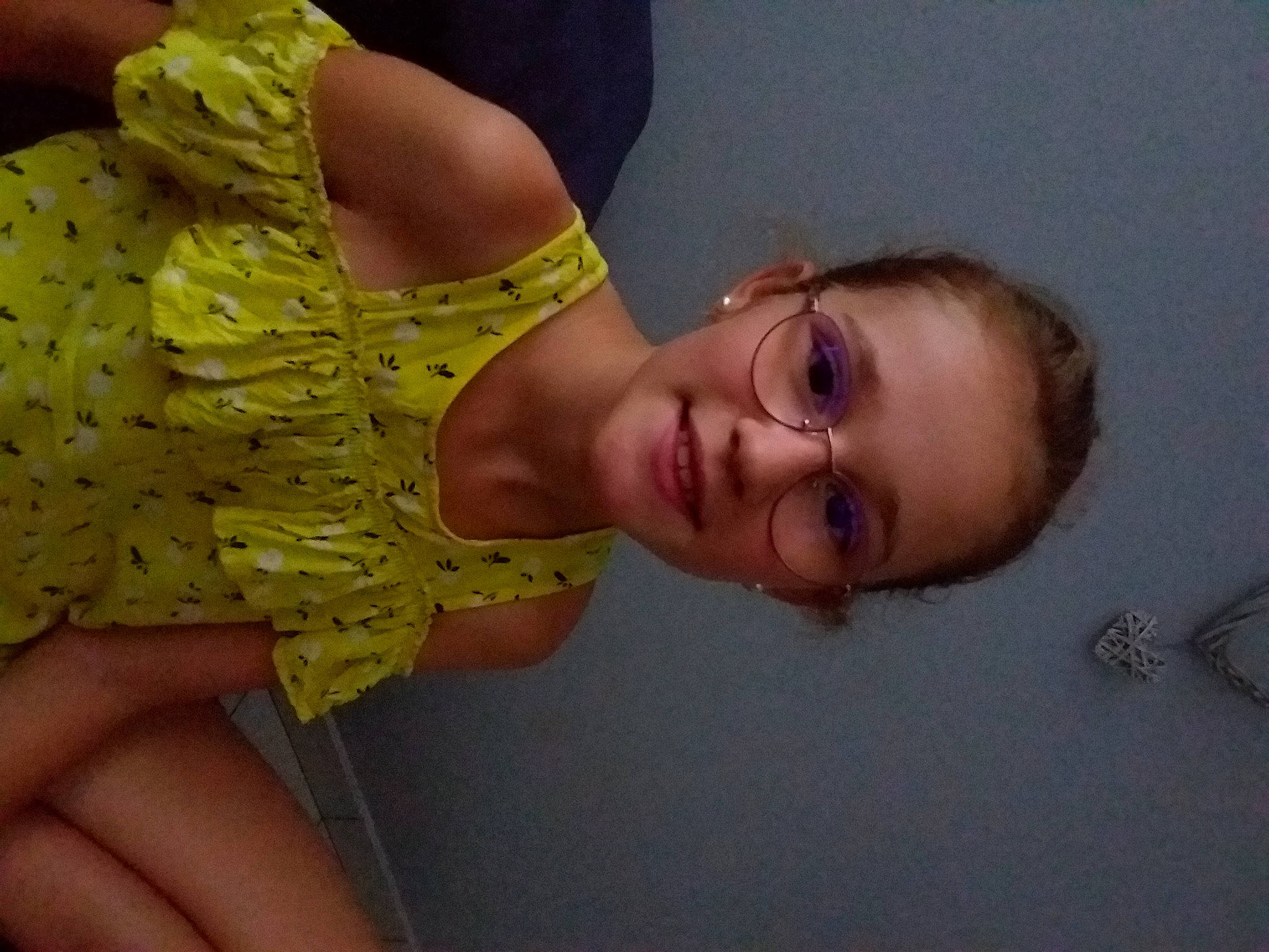 Kelly a rejoint le concours — aidez-le/la à gagner de superbes lots ! child, ear, finger, hand, joy, mouth, neck, person, thumb, yellow