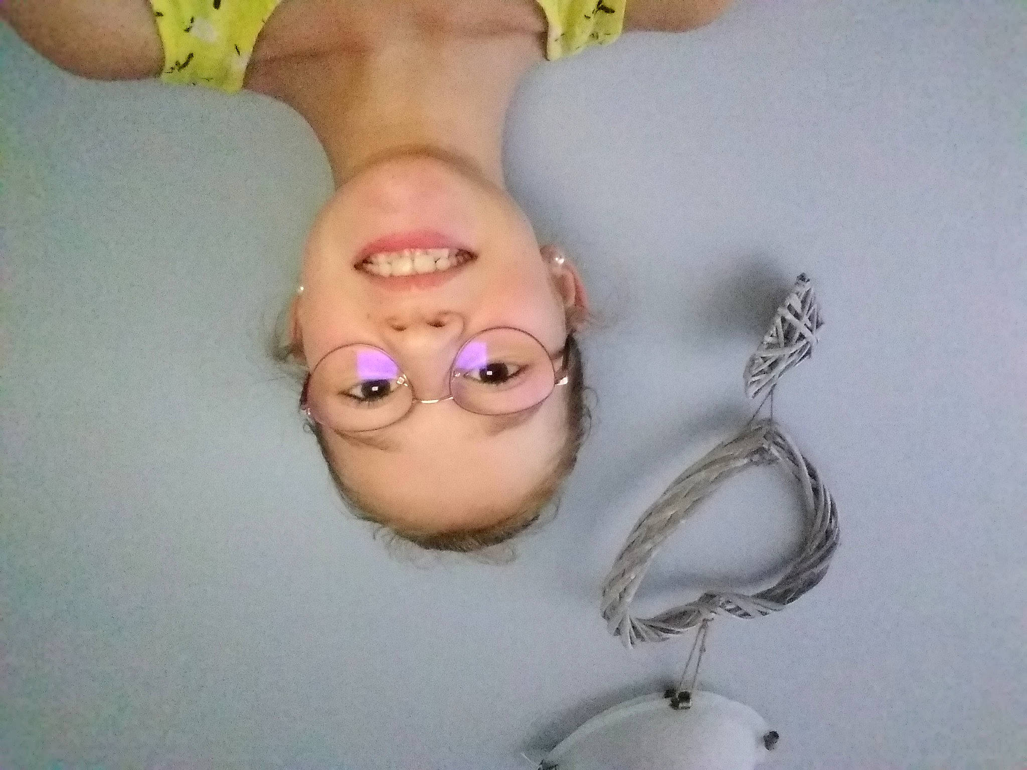 Kelly a rejoint le concours — aidez-le/la à gagner de superbes lots ! art, child, ear, face, glasses, hand, head, illustration, joy, metal, mouth, nose, person, photography, selfie