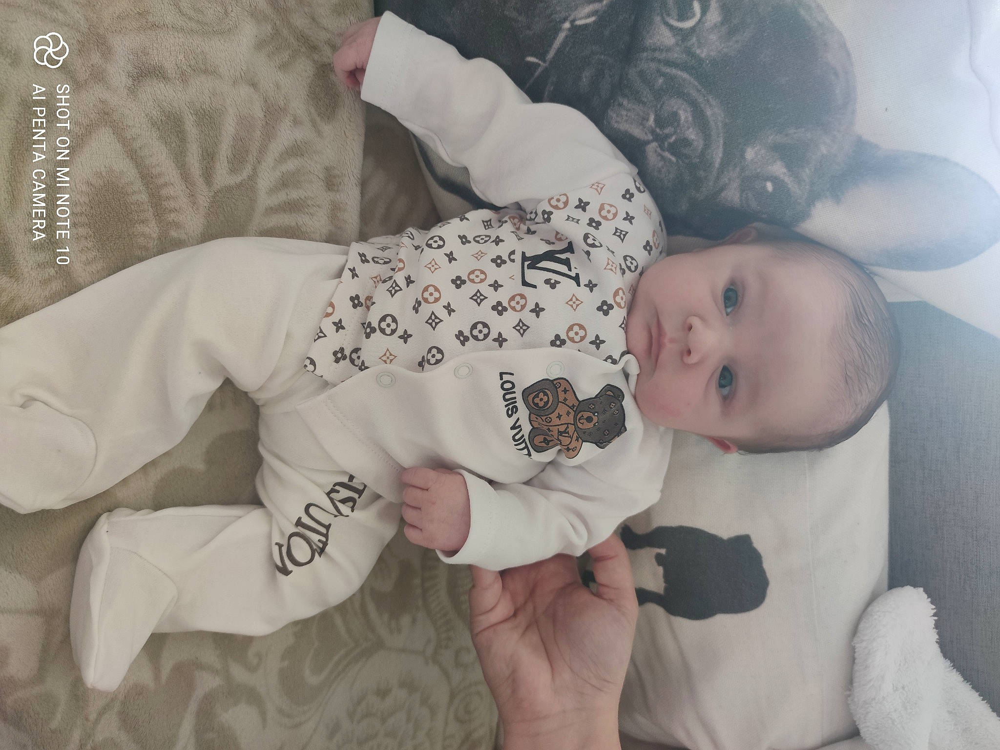 Spadino participe au concours pour gagner de l'argent avec cette photo : baby, baby_products, baby_toddler_clothing, cheek, child, comfort, finger, hand, happy, head, human_body, leg, mouth, person, product, sitting, skin, sleeve, t_shirt, textile