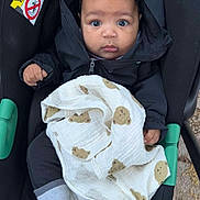 Kessym a rejoint le concours — aidez-le/la à gagner de superbes lots ! baby, child, stroller, blanket, teddy_bear_pattern, jacket, black_clothing, socks, cute, wide_eyes, infant, outdoor, person, seat, comfort, expression, bundle, portrait, young_child, baby_carrier