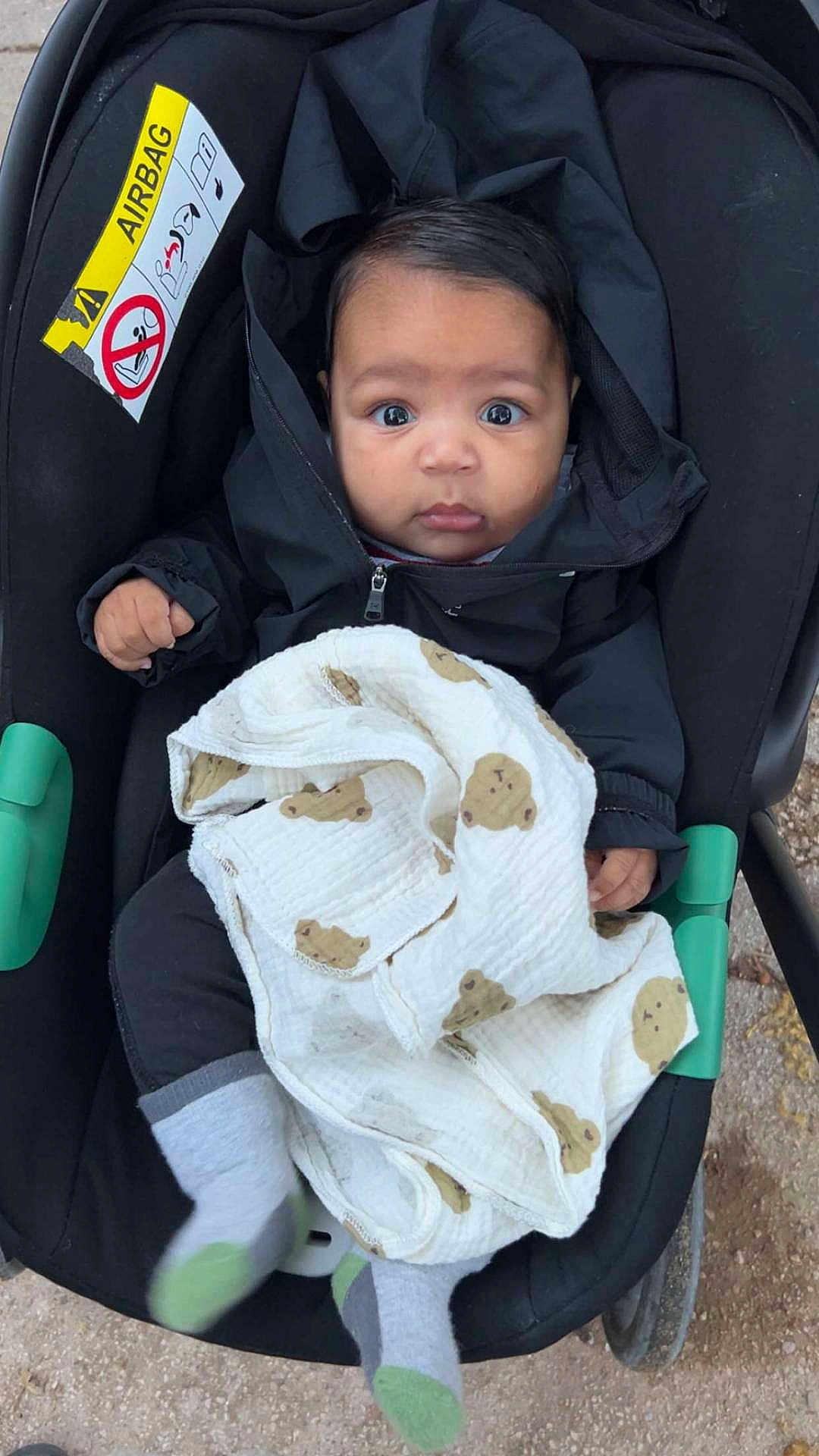 Kessym a rejoint le concours — aidez-le/la à gagner de superbes lots ! baby, child, stroller, blanket, teddy_bear_pattern, jacket, black_clothing, socks, cute, wide_eyes, infant, outdoor, person, seat, comfort, expression, bundle, portrait, young_child, baby_carrier