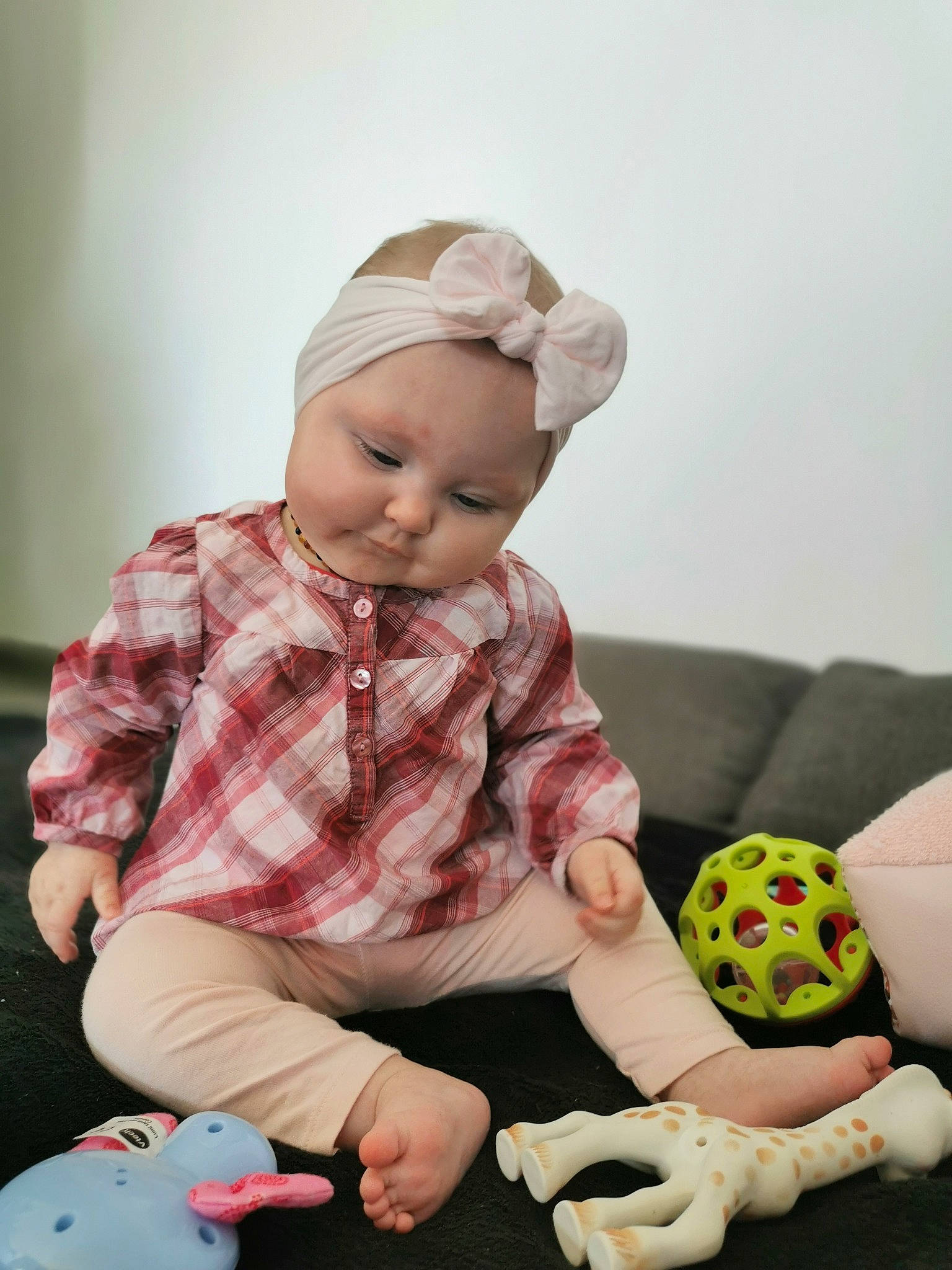 Kelly participe au concours pour gagner de l'argent avec cette photo : baby, baby_playing_with_toys, baby_toddler_clothing, cheek, child, comfort, facial_expression, finger, fun, hand, happy, headwear, joint, mammal, person, skin, sleeve, stuffed_toy, textile, toddler