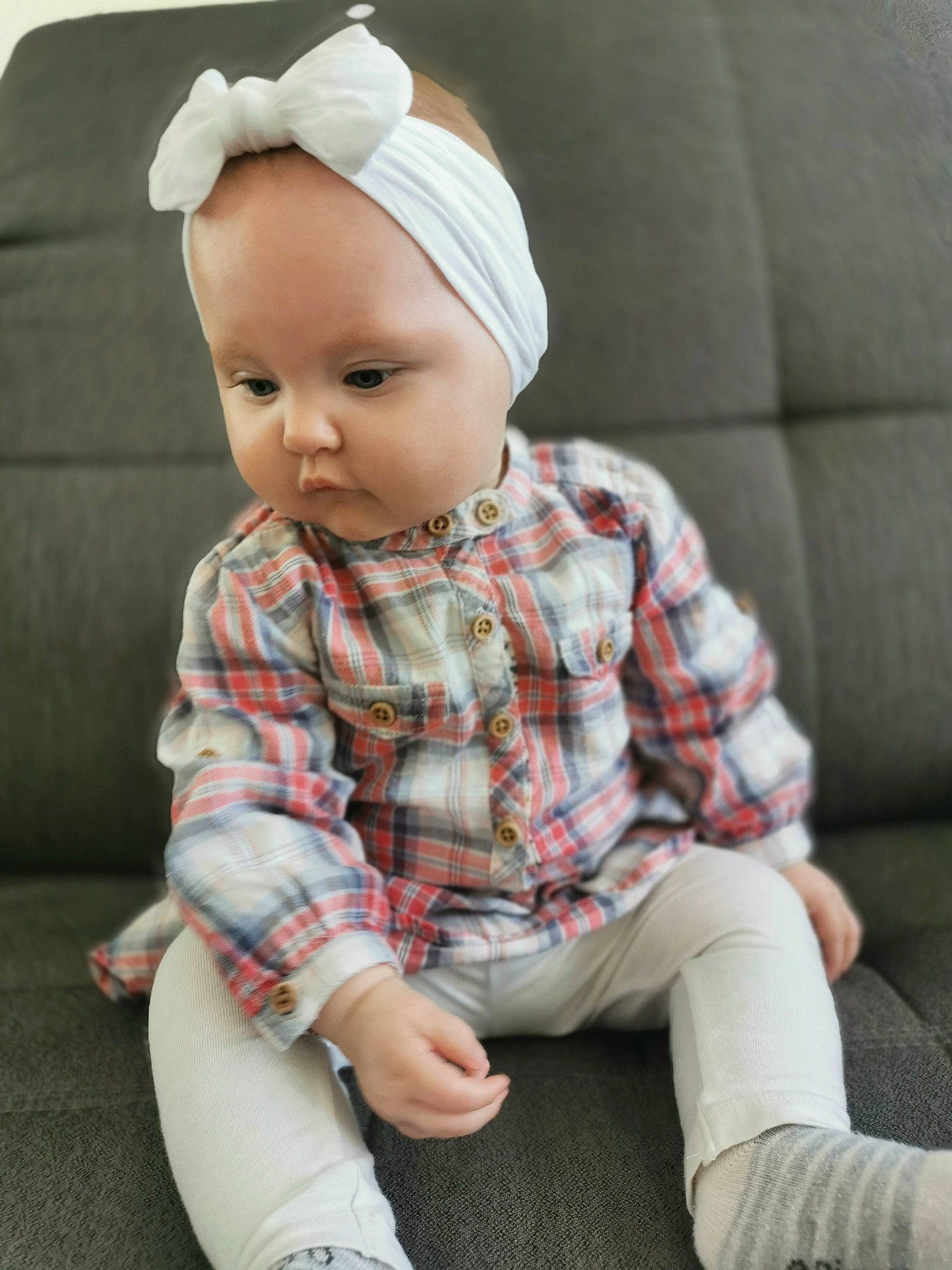 Kelly participe au concours pour gagner de l'argent avec cette photo : baby, baby_toddler_clothing, cap, child, collar, comfort, couch, dress_shirt, face, fashion_accessory, headgear, knee, lip, pattern, person, plaid, sleeve, tartan, textile, toddler