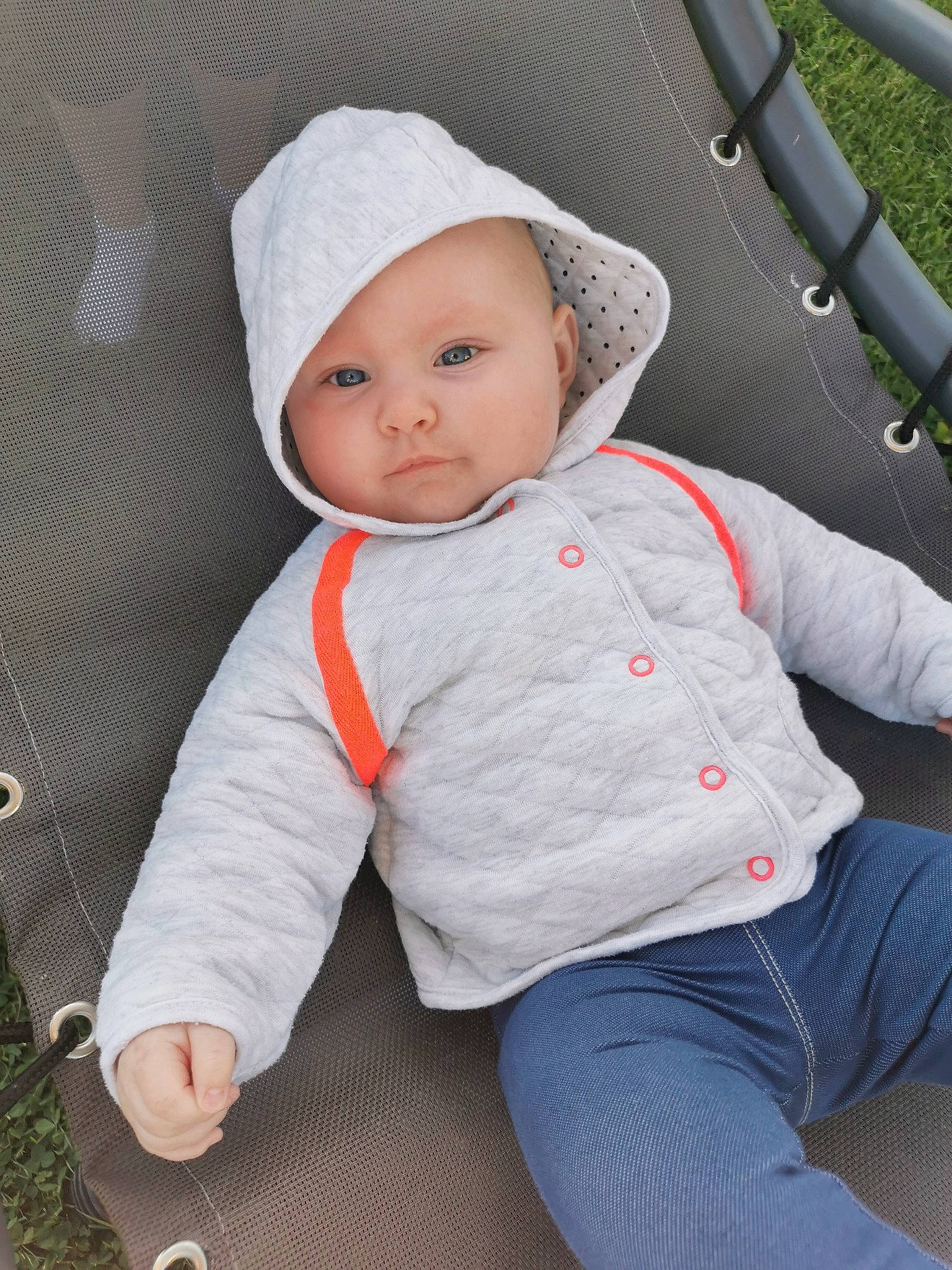 Kelly participe au concours pour gagner de l'argent avec cette photo : baby, baby_carriage, baby_products, baby_safety, baby_toddler_clothing, cap, car_seat, cheek, child, clothing, comfort, grass, headwear, person, product, seat_belt, sitting, skin, sleeve, sock