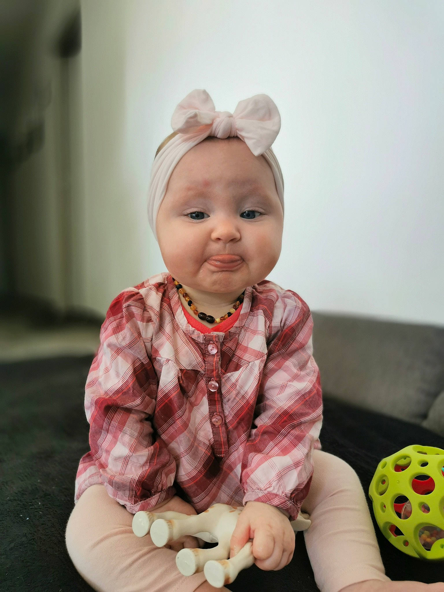 Kelly participe au concours pour gagner de l'argent avec cette photo : arm, baby, baby_toddler_clothing, cheek, child, chin, collar, comfort, eye, face, facial_expression, flash_photography, hand, happy, human_body, iris, person, pink, skin, sleeve