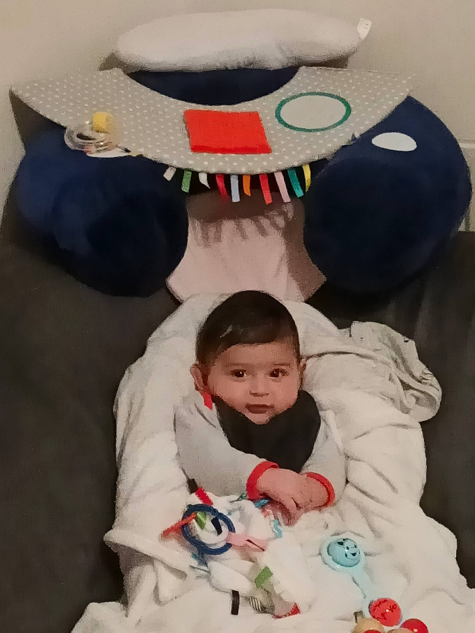 Ayoub participe au concours pour gagner de l'argent avec cette photo : baby, baby_products, baby_toddler_clothing, child, comfort, event, fun, happy, hat, hoodie, linens, pattern, person, pink, room, sitting, sleeve, sweetness, t_shirt, toddler