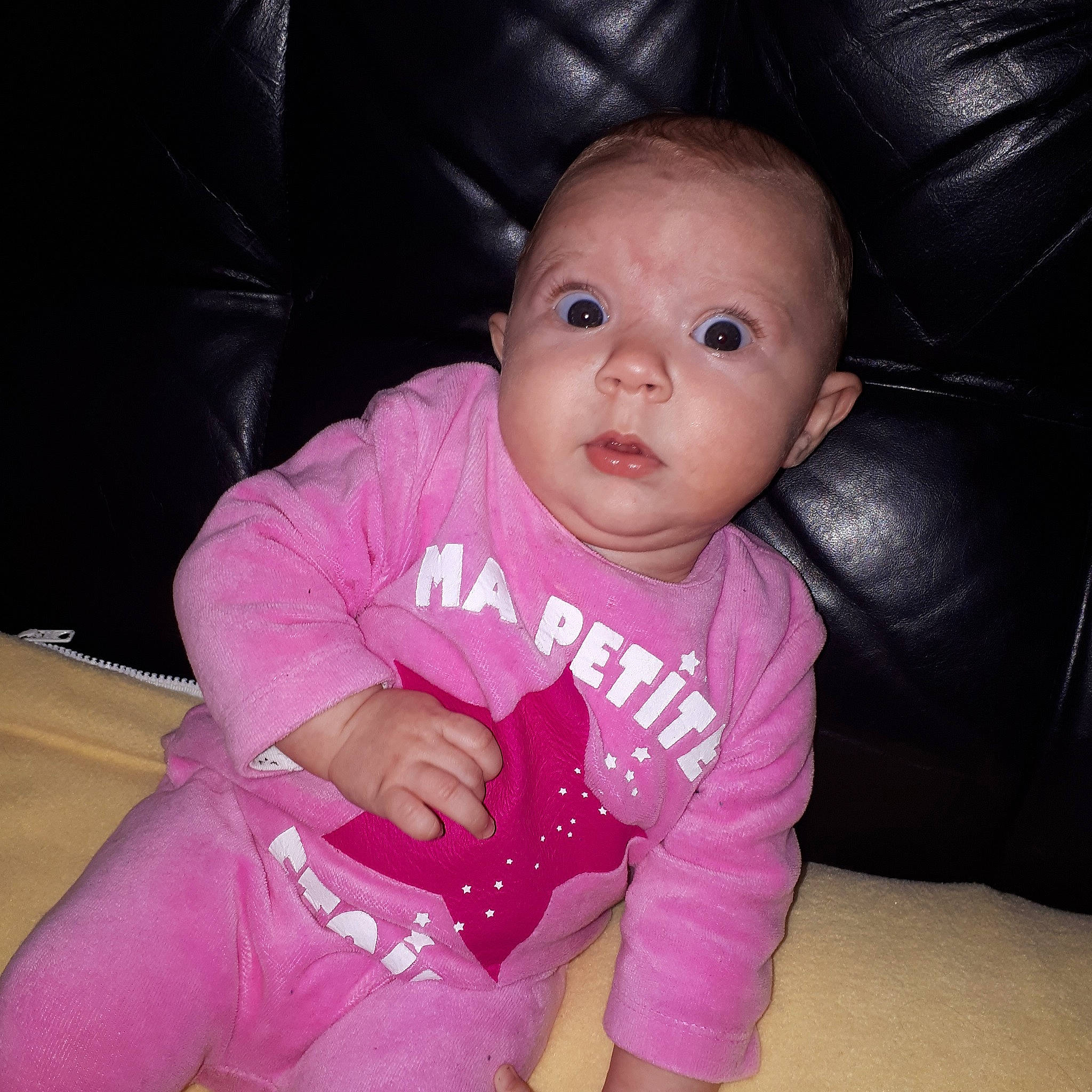 Victoria a rejoint le concours — aidez-le/la à gagner de superbes lots ! baby, beauty, cheek, child, cool, eye, face, forehead, fun, head, iris, lip, mouth, nose, outerwear, person, pink, sitting, skin, smile