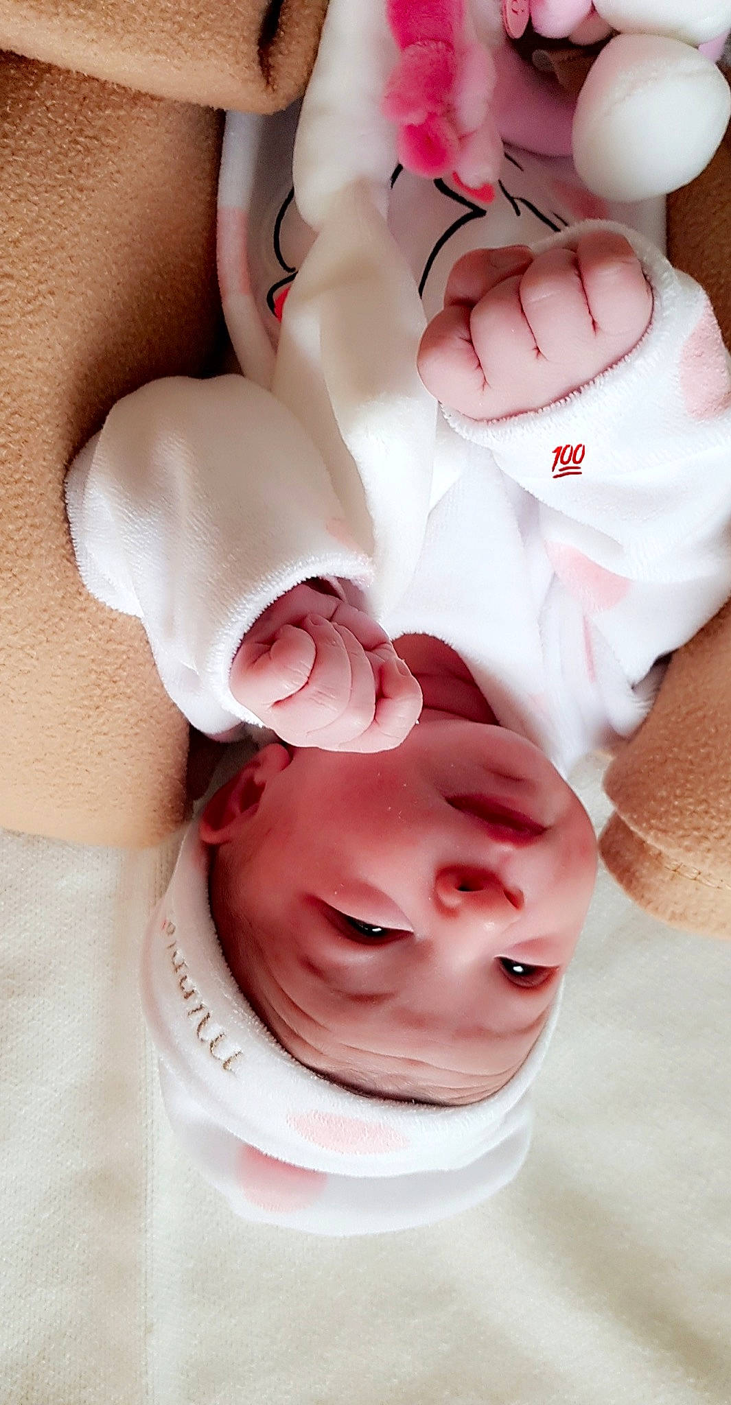 Aïyana participe au concours pour gagner de l'argent avec cette photo : baby, birth, cheek, child, chin, close_up, eyelash, face, finger, flesh, forehead, hand, head, headwear, lip, mouth, nail, neck, nose, person