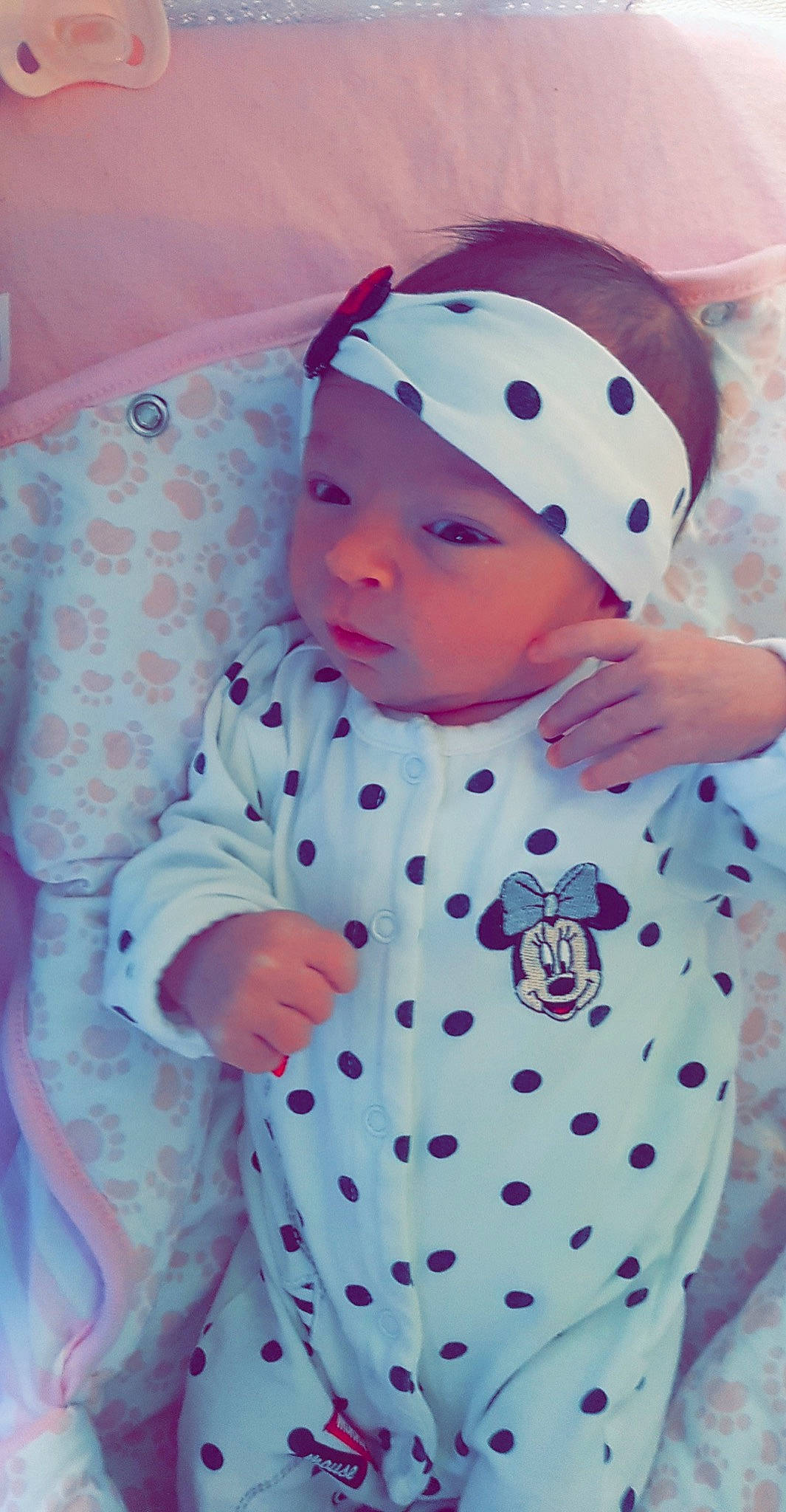 Aïyana participe au concours pour gagner de l'argent avec cette photo : baby, baby_toddler_clothing, child, design, headgear, headwear, pattern, person, pink, polka_dot, toddler