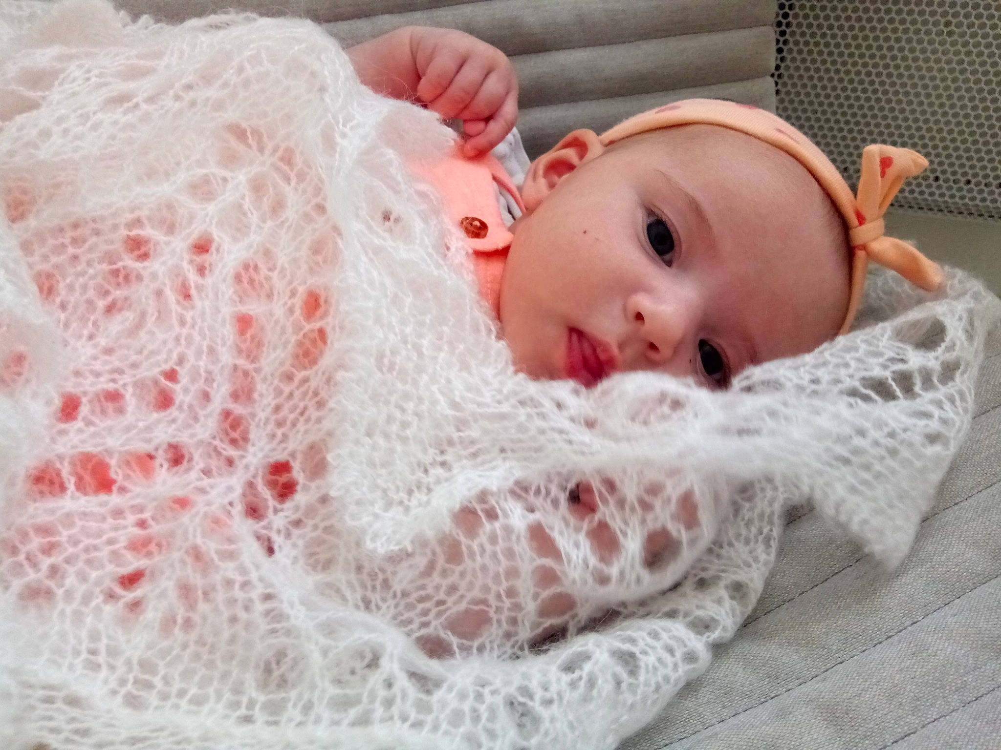 Laureen participe au concours pour gagner de l'argent avec cette photo : baby, blanket, child, crochet, hair_accessory, headgear, lip, person, textile, toddler
