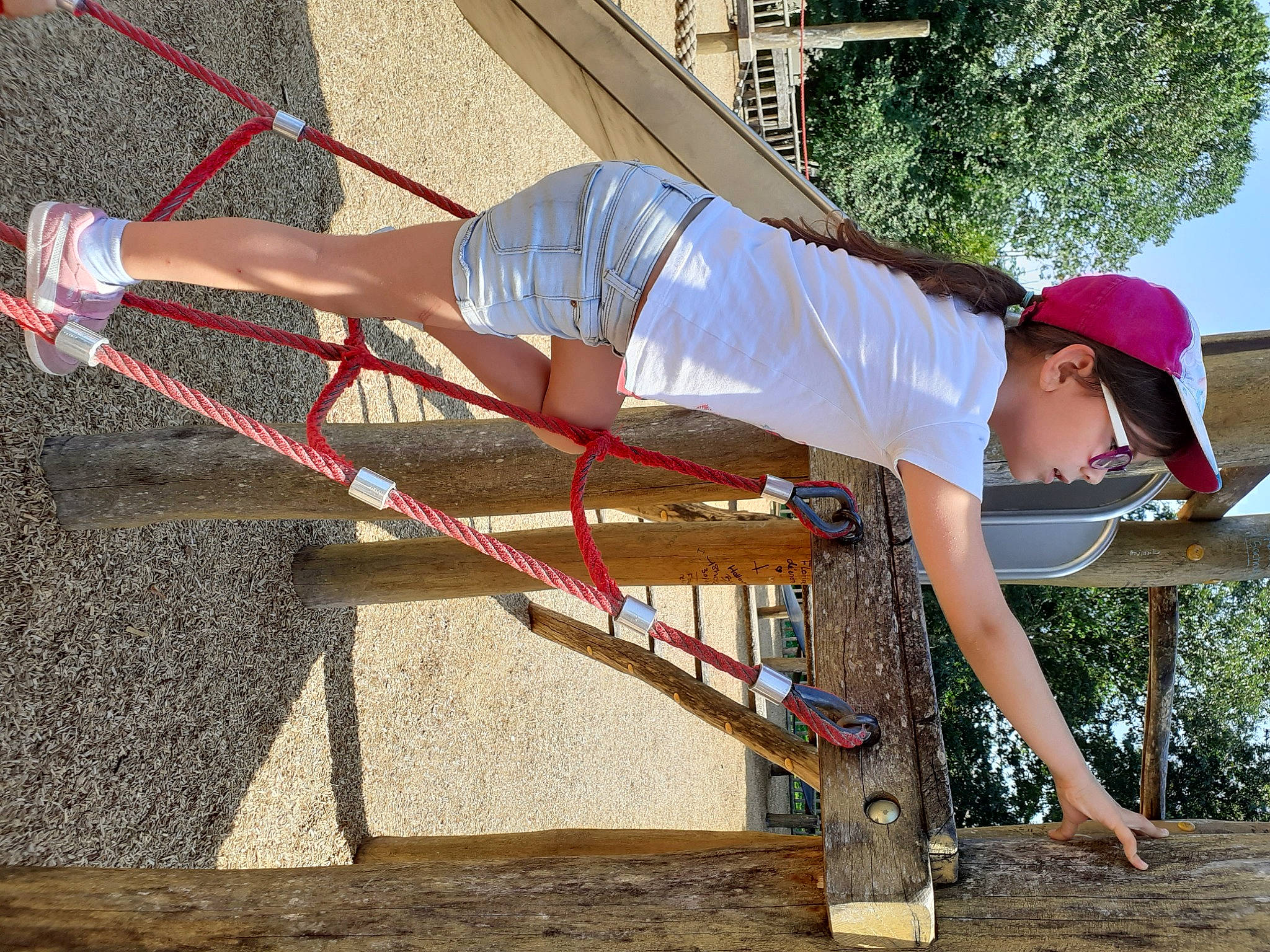 Celia a rejoint le concours — aidez-le/la à gagner de superbes lots ! calf, dress, elbow, electric_blue, foot, fun, hat, human_leg, knee, leisure, person, recreation, sandal, shoe, shorts, sneakers, soil, t_shirt, thigh, tree