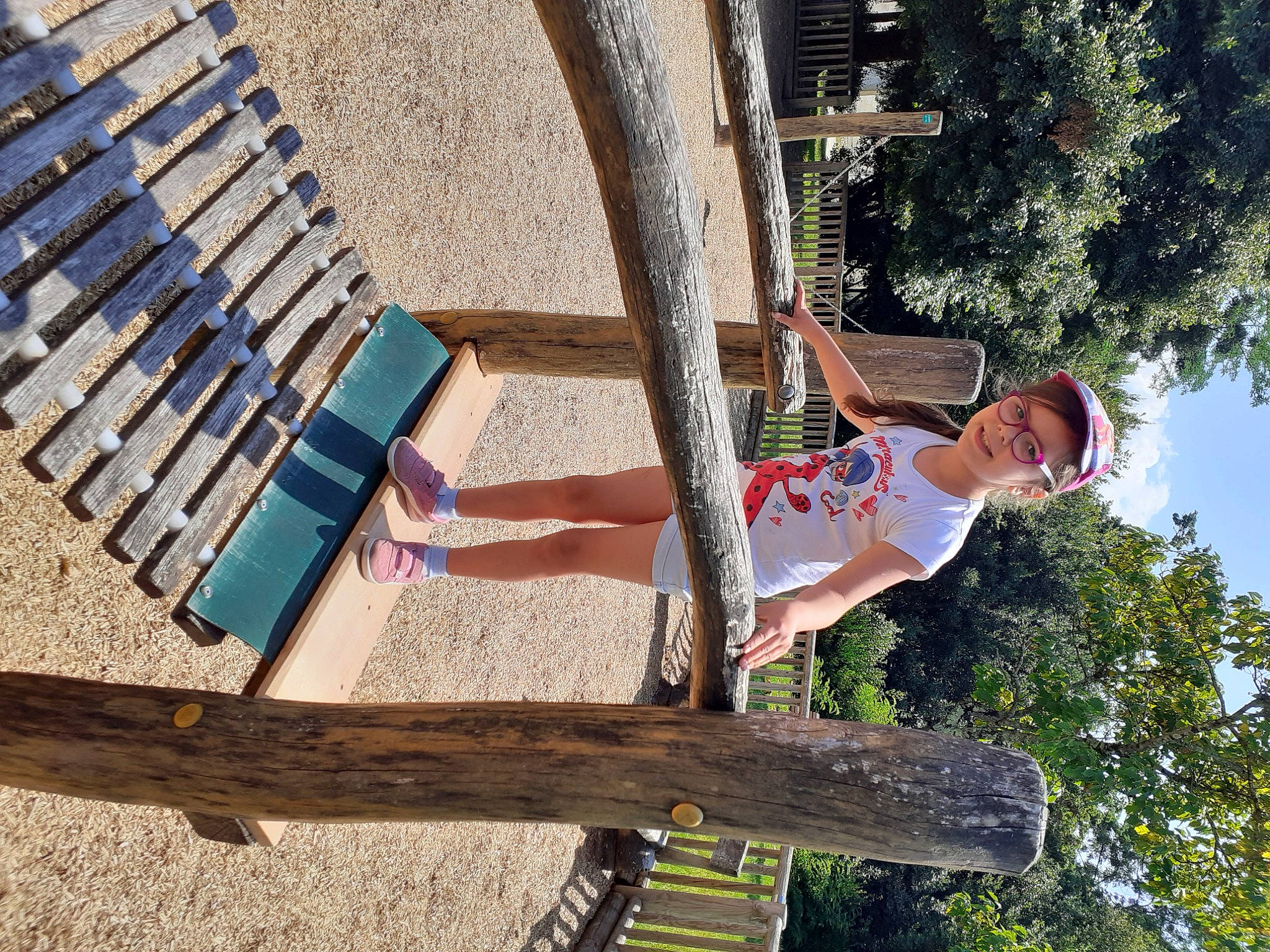 Celia participe au concours pour gagner de l'argent avec cette photo : building, city, fun, house, joy, leisure, line, outdoor_furniture, person, photograph, plant, pole, recreation, sky, t_shirt, tree, vacation, wood