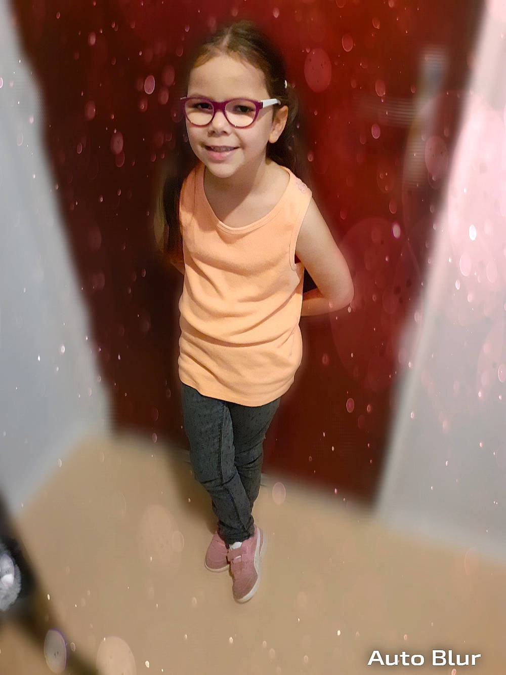 Celia a rejoint le concours — aidez-le/la à gagner de superbes lots ! barefoot, beauty, child, design, eyewear, facial_expression, flash_photography, flooring, fun, glasses, happy, human, joy, pattern, people_in_nature, person, sleeve, smile, standing, t_shirt