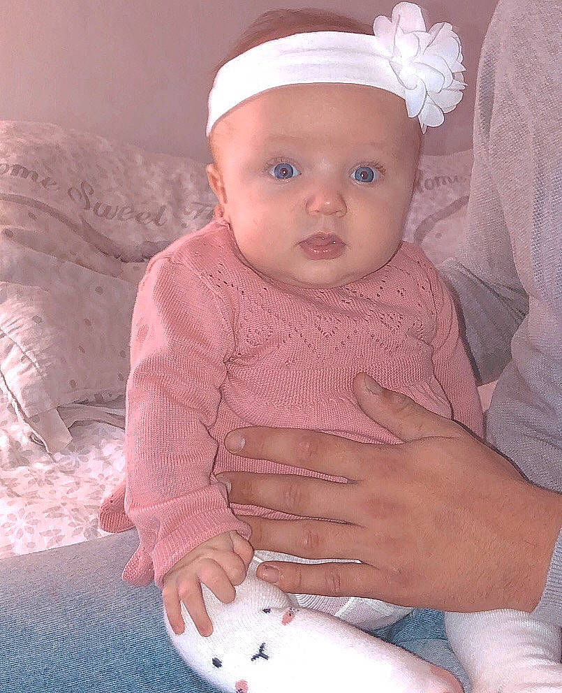 Inaya participe au concours pour gagner de l'argent avec cette photo : baby, baby_products, baby_toddler_clothing, child, finger, hair_accessory, head, headband, headgear, person, pink, product, skin, toddler