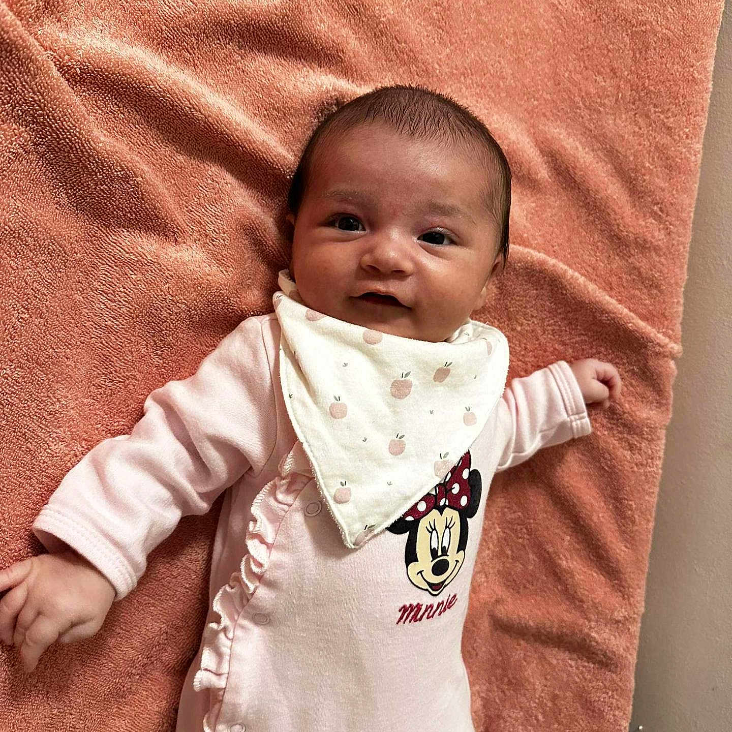 Mia a rejoint le concours — aidez-le/la à gagner de superbes lots ! baby, babygirl, child, cute, eyes, face, happy, head, indoors, infant, lying_down, minnie_mouse, person, pink_clothing, portrait, small_hands, smiling, soft_texture, towel, young