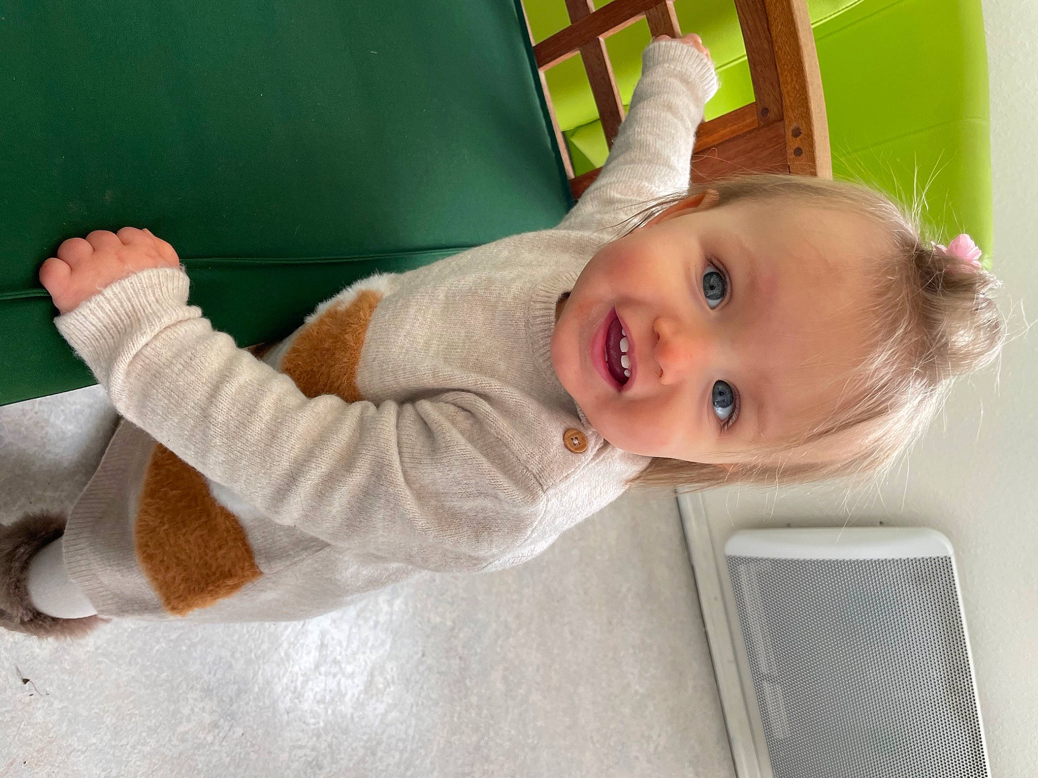 Léna participe au concours pour gagner de l'argent avec cette photo : baby, baby_toddler_clothing, child, comfort, dress, elbow, flooring, foot, happy, human_body, knee, neck, nose, person, skin, sleeve, smile, sock, thumb, toddler