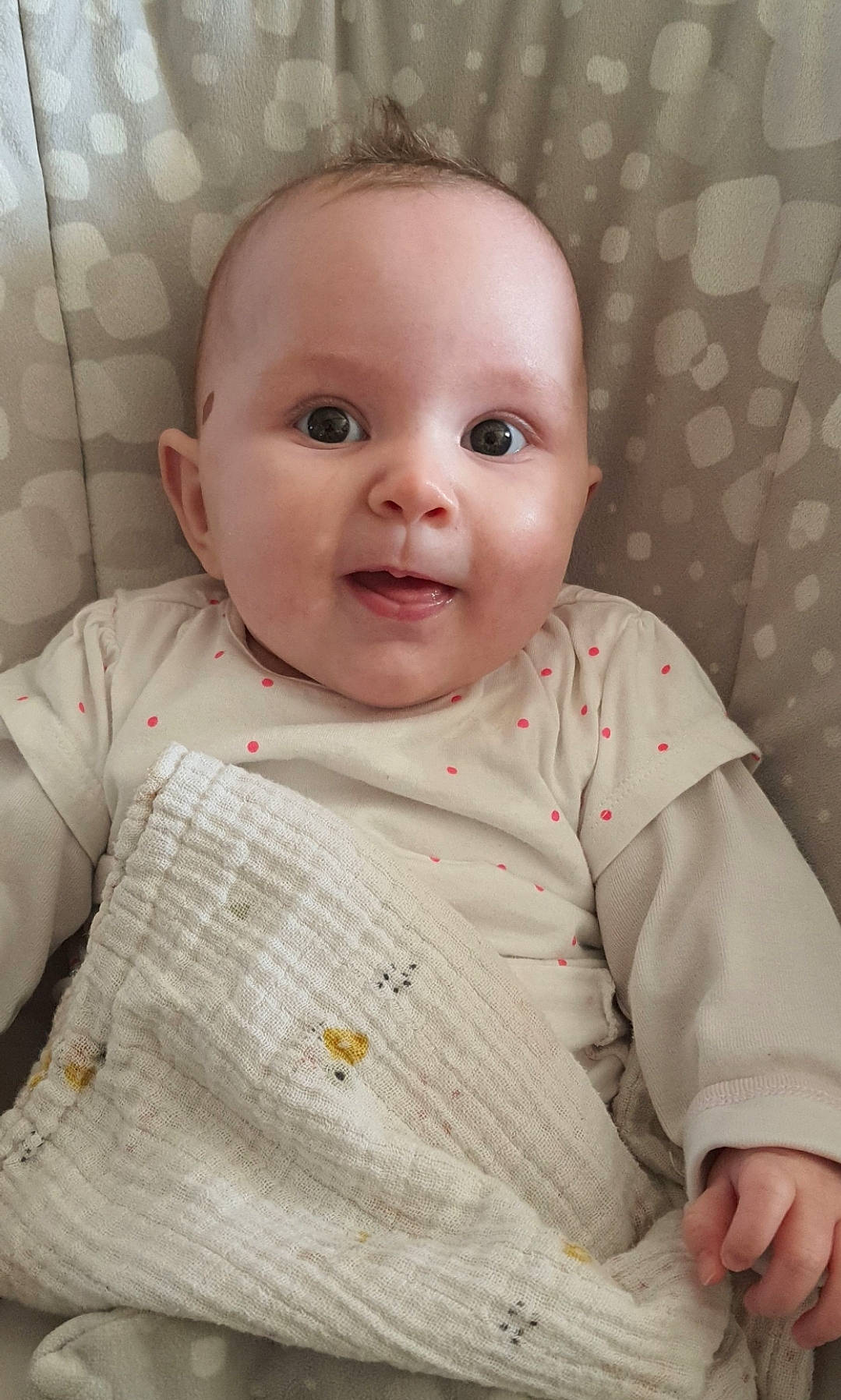 Rosy a rejoint le concours — aidez-le/la à gagner de superbes lots ! baby, baby_toddler_clothing, bedding, cheek, child, chin, collar, comfort, facial_expression, flooring, iris, linens, lip, nose, pattern, person, pink, skin, sleeve, textile