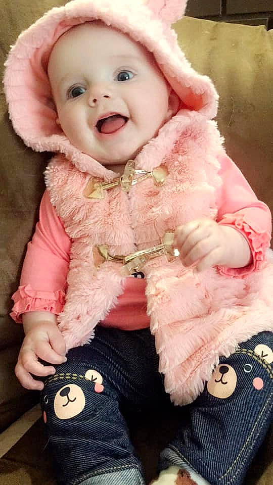 Charlotte a rejoint le concours — aidez-le/la à gagner de superbes lots ! baby, baby_toddler_clothing, cheek, child, comfort, creative_arts, facial_expression, fur, laugh, lip, mouth, nose, peach, person, pink, sitting, skin, textile, toddler, tongue