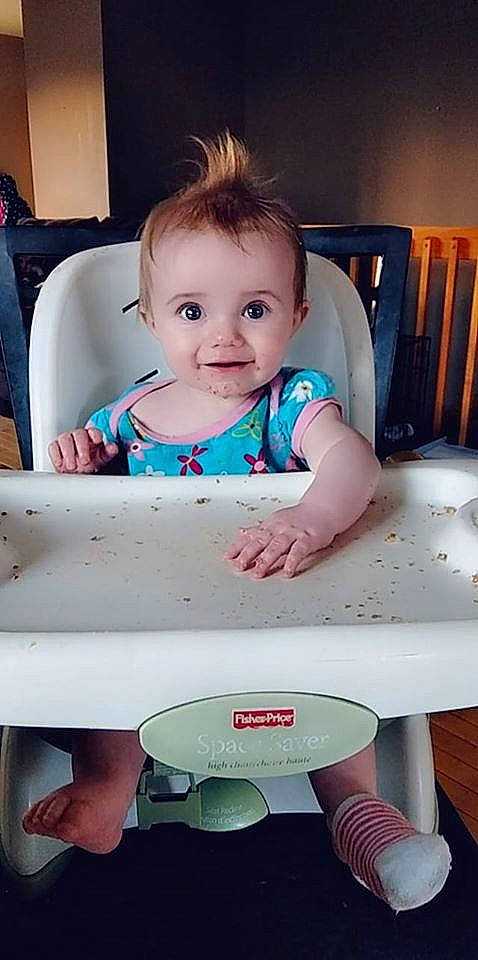 Charlotte participe au concours pour gagner de l'argent avec cette photo : baby, baby_playing_with_food, baby_toddler_clothing, child, ear, joy, person, plastic, toddler