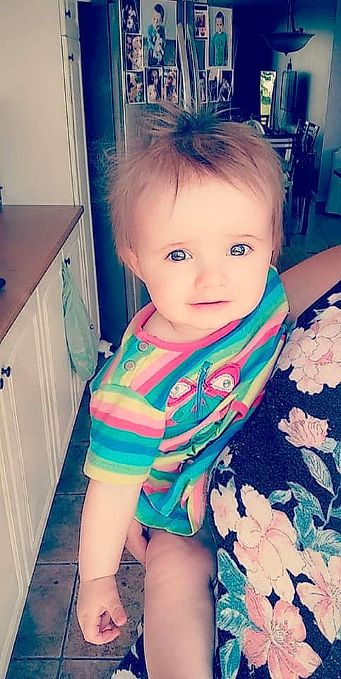 Charlotte participe au concours pour gagner de l'argent avec cette photo : baby, baby_toddler_clothing, cabinetry, child, cupboard, drawer, dresser, nightwear, person, toddler