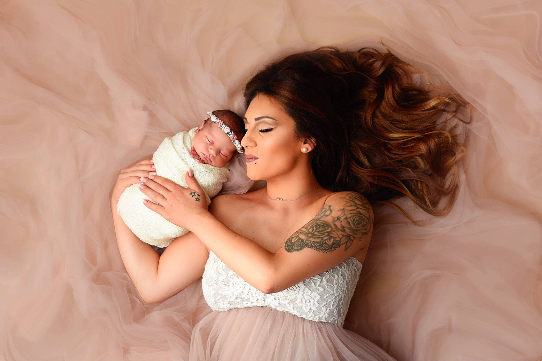 Zeyna a rejoint le concours — aidez-le/la à gagner de superbes lots ! beauty, bridal_clothing, bridal_party_dress, bride, comfort, dress, fashion_accessory, flash_photography, gown, happy, interaction, love, person, photograph, photography, romance, shoulder, skin, strapless_dress, trunk