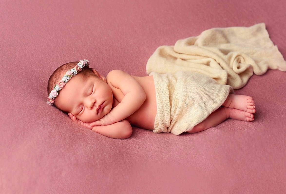 Zeyna participe au concours pour gagner de l'argent avec cette photo : baby, baby_sleeping, baby_toddler_clothing, beige, cheek, child, comfort, costume_accessory, embellishment, hair_accessory, hand, headband, headgear, headpiece, lip, peach, person, pink, skin, stomach