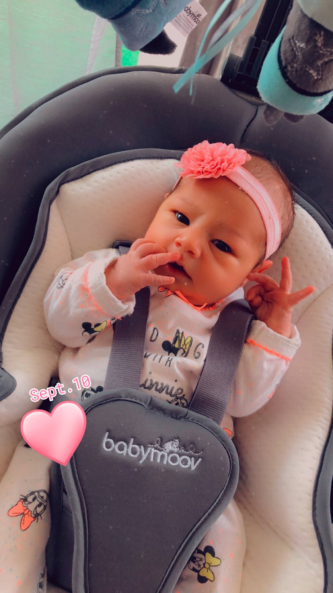 Zeyna participe au concours pour gagner de l'argent avec cette photo : baby, baby_in_car_seat, baby_products, baby_safety, baby_toddler_clothing, car_seat, car_seat_cover, child, comfort, head_restraint, headwear, heart, love, person, pink, toddler, vehicle_door