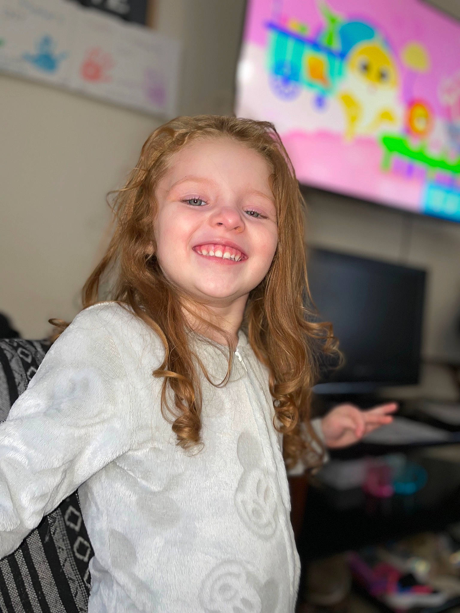 Hope is registered to the contest to win money with this photo: art, blond, brown_hair, child, event, facial_expression, fashion_design, fun, happy, iris, joy, leisure, long_hair, magenta, party, person, picture_frame, room, sleeve, smile