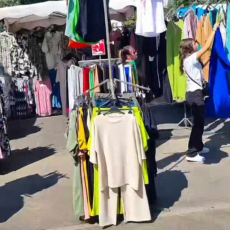 Naissa Et Selwa a rejoint le concours — aidez-le/la à gagner de superbes lots ! bag, bazaar, city, event, fashion_accessory, fashion_design, flea_market, fun, handbag, leisure, luggage_and_bags, market, marketplace, retail, selling, shopping, street, t_shirt, tourism, tree