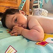 Kayden a rejoint le concours — aidez-le/la à gagner de superbes lots ! baby, baby_gym, child, colorful, curly_hair, cushion, cute, face, floor, hand, home, indoors, infant, playmat, polka_dot, relaxed, skin, soft_toys, thumbsucking, wooden_furniture