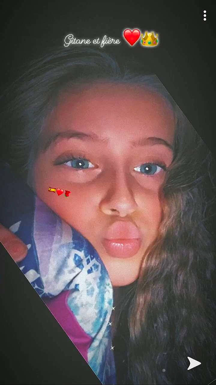 Wendy participe au concours pour gagner de l'argent avec cette photo : black_hair, cheek, chin, cool, ear, eyebrow, eyelash, facial_expression, fashion, flash_photography, forehead, iris, jaw, lip, lipstick, mouth, nose, person, pink, skin