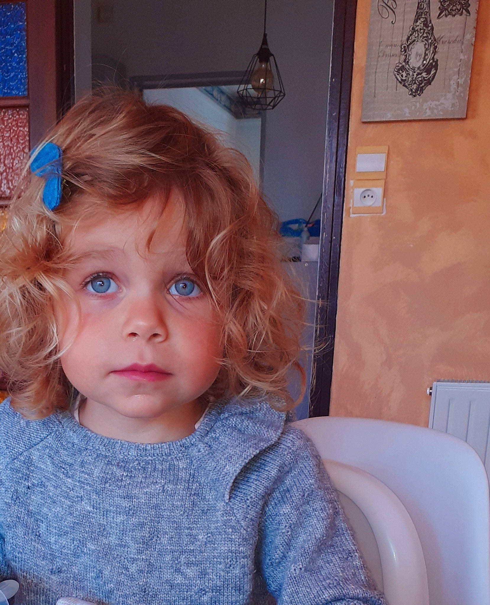 Milla a rejoint le concours — aidez-le/la à gagner de superbes lots ! baby_toddler_clothing, bangs, blond, blue, chair, cheek, ear, eyebrow, eyelash, fun, happy, iris, lip, long_hair, nose, organ, person, picture_frame, skin, sleeve