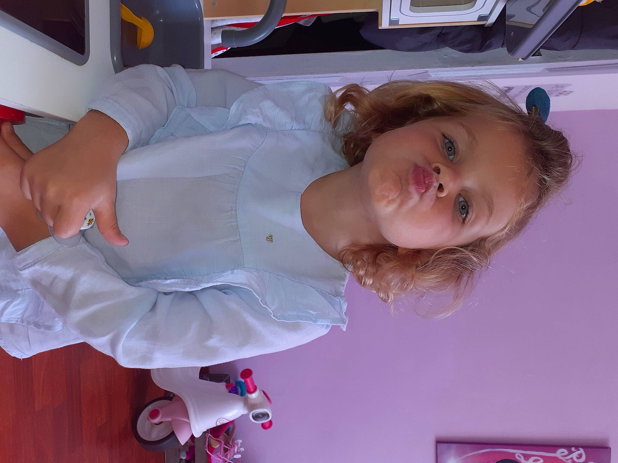 Milla participe au concours pour gagner de l'argent avec cette photo : baby_products, baby_toddler_clothing, child, dress, fun, hairstyle, happy, human_leg, luxury_vehicle, peach, person, pink, room, sandal, skin, smile, thigh, toddler, vehicle_door