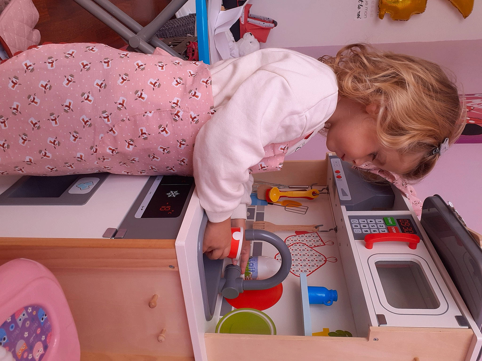 Milla a rejoint le concours — aidez-le/la à gagner de superbes lots ! baby, box, cardboard, child, desk, fun, gadget, house, input_device, kitchen, major_appliance, office_supplies, pattern, person, play, product, room, shipping_box, t_shirt, table