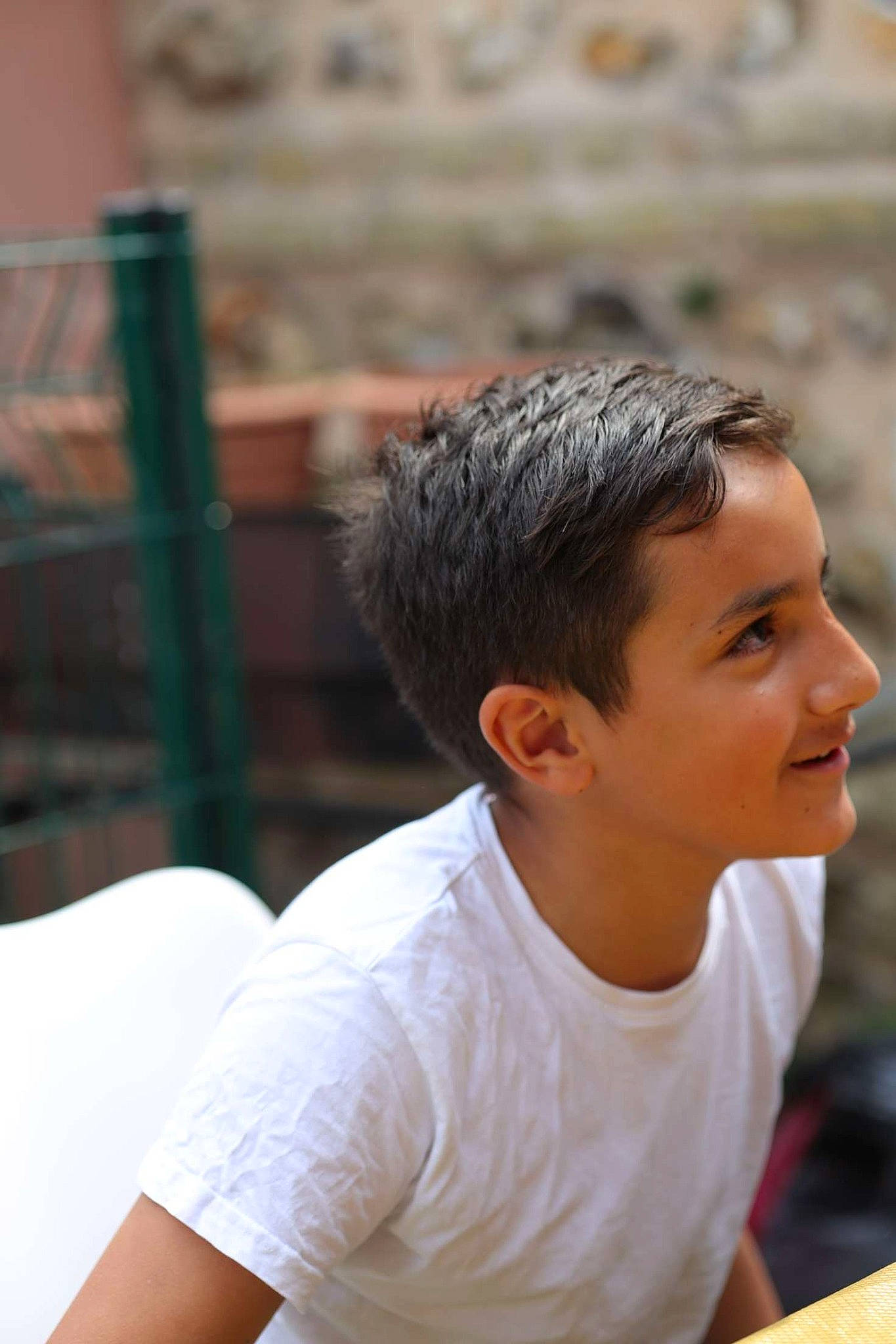 Yanis a rejoint le concours — aidez-le/la à gagner de superbes lots ! child, elbow, flash_photography, fun, grass, happy, joy, leisure, person, portrait_photography, recreation, sitting, smile, t_shirt, toddler