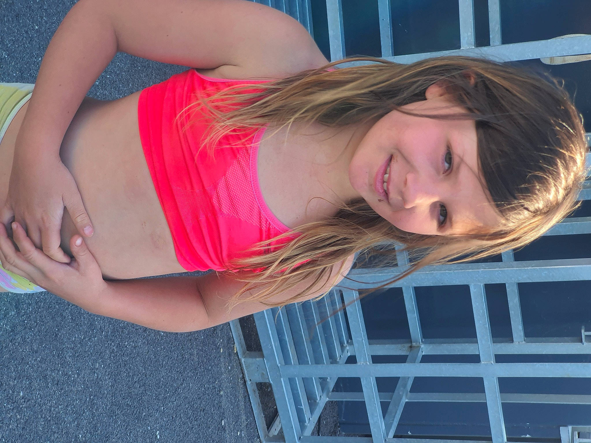 Sidney participe au concours pour gagner de l'argent avec cette photo : beauty, blond, brown_hair, joy, leg, long_hair, mouth, neck, person