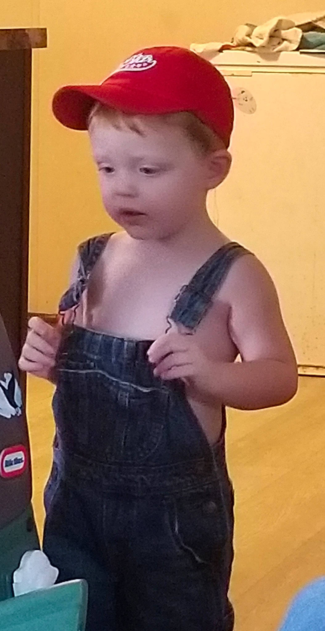 Kaydenn is registered to the contest to win money with this photo: abdomen, arm, cap, child, clothing, fashion_accessory, hat, headgear, jeans, person, shoulder, smile, sun_hat, toddler, trunk, waist