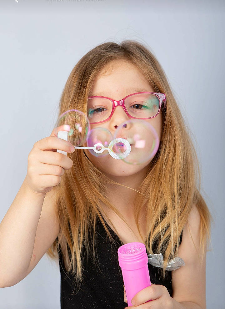 Kim participe au concours pour gagner de l'argent avec cette photo : blond, brown_hair, costume, drinking, eyewear, face, finger, gesture, glass, glasses, hair, hand, lip, long_hair, mask, medical_equipment, mouth, neck, nose, person