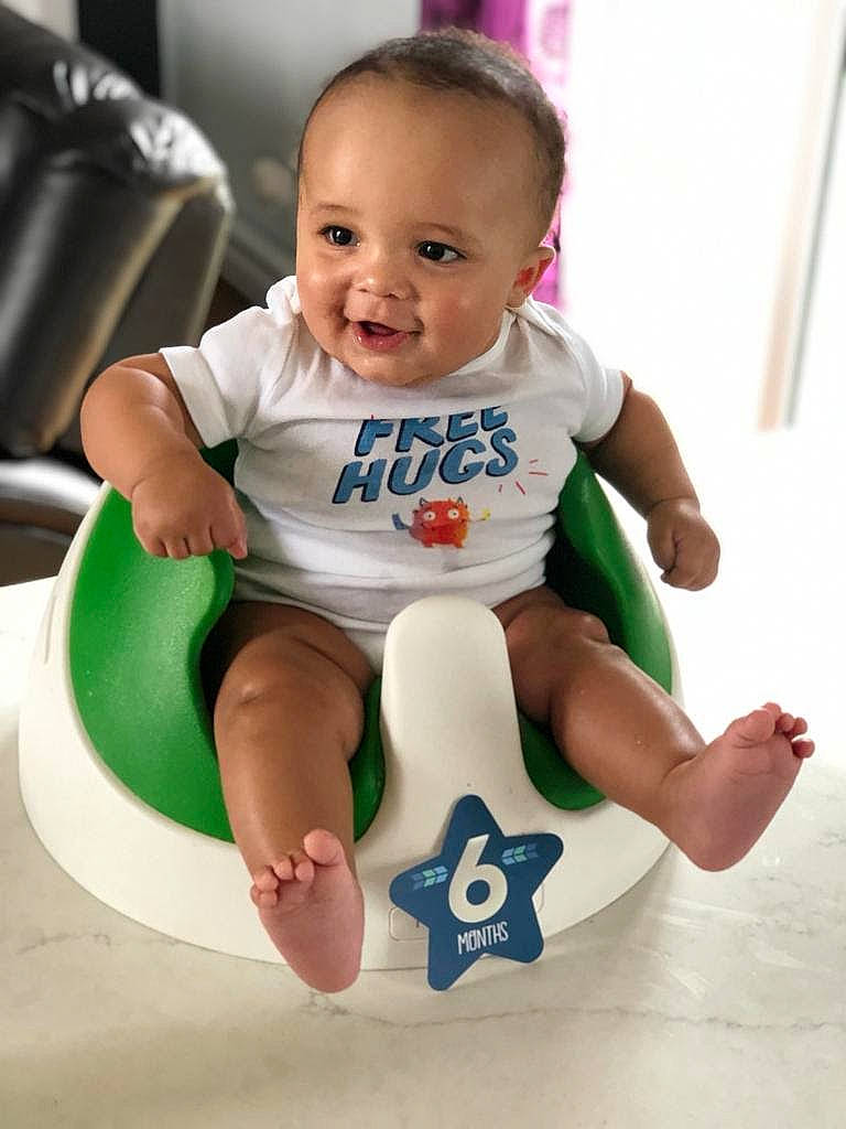 Jayden a rejoint le concours — aidez-le/la à gagner de superbes lots ! baby, baby_products, baby_toddler_clothing, child, fun, joy, leg, person, play, potty_training, product, sitting, smile, toddler