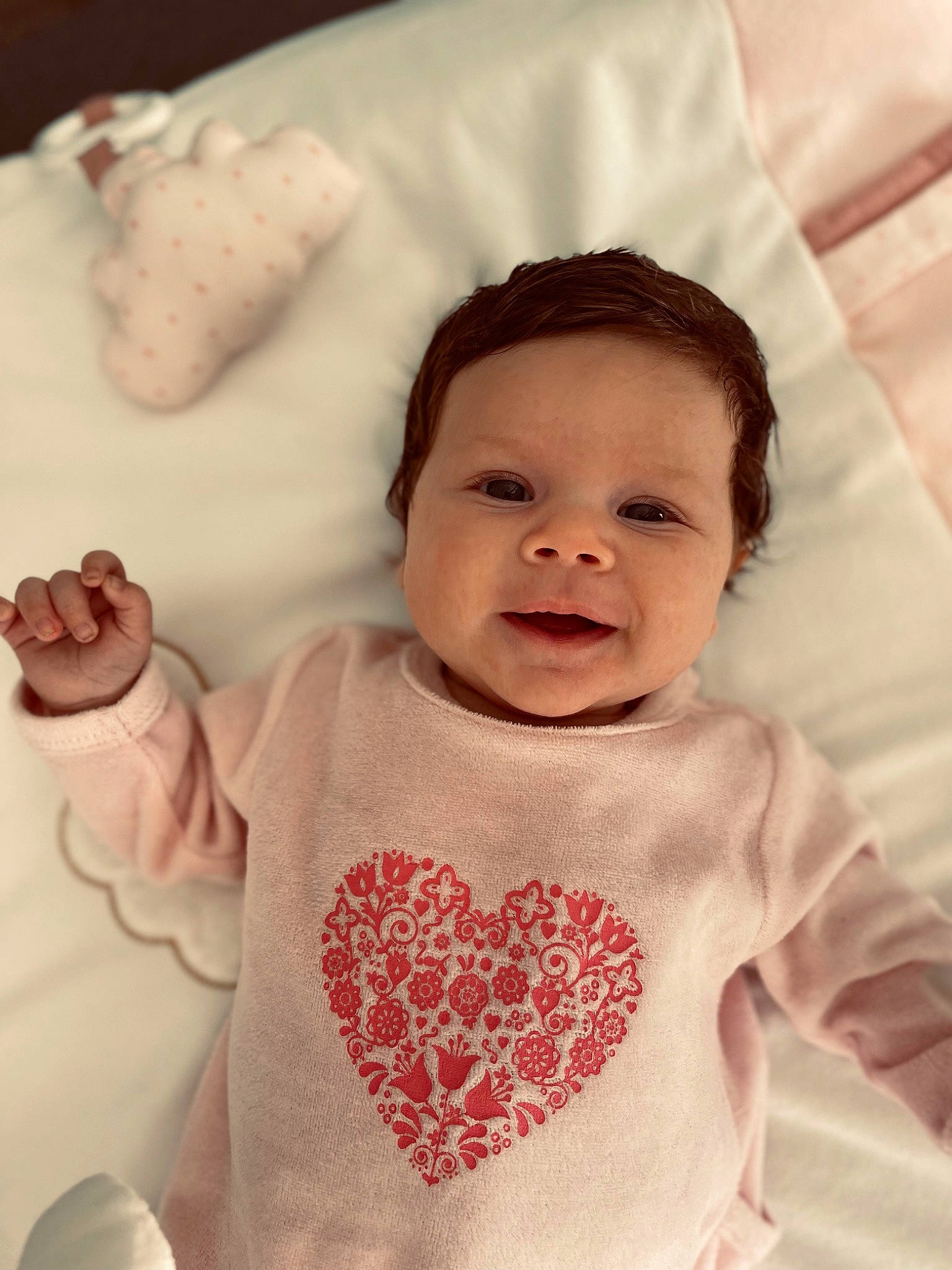 Leya a rejoint le concours — aidez-le/la à gagner de superbes lots ! baby, baby_toddler_clothing, cheek, chin, comfort, eye, face, facial_expression, gesture, happy, head, human, lip, neck, outerwear, person, skin, sleeve, smile, textile