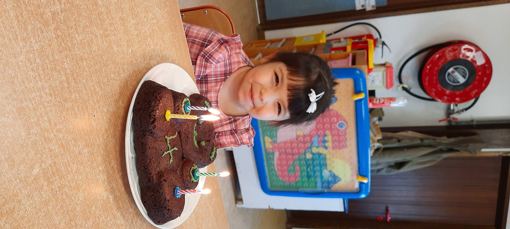 Louna a rejoint le concours — aidez-le/la à gagner de superbes lots ! art, bookcase, cake, chair, child, dessert, food, fun, house, joy, person, play, product, room, shelf, shelving, smile, table, television, toddler