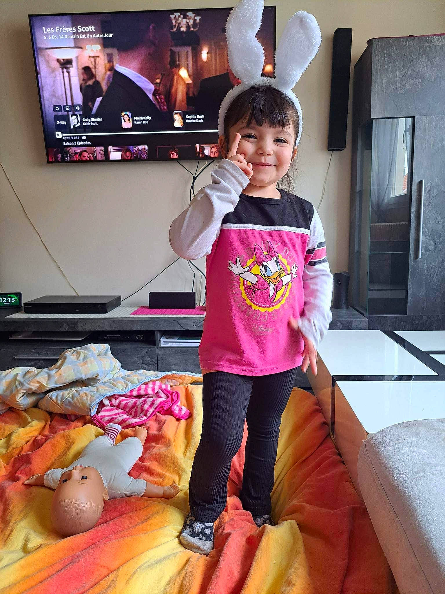 Louna participe au concours pour gagner de l'argent avec cette photo : child, comfort, couch, fashion, flooring, fun, happy, home_appliance, joy, leisure, luggage_and_bags, magenta, person, pink, room, sleeve, smile, snapshot, t_shirt, television