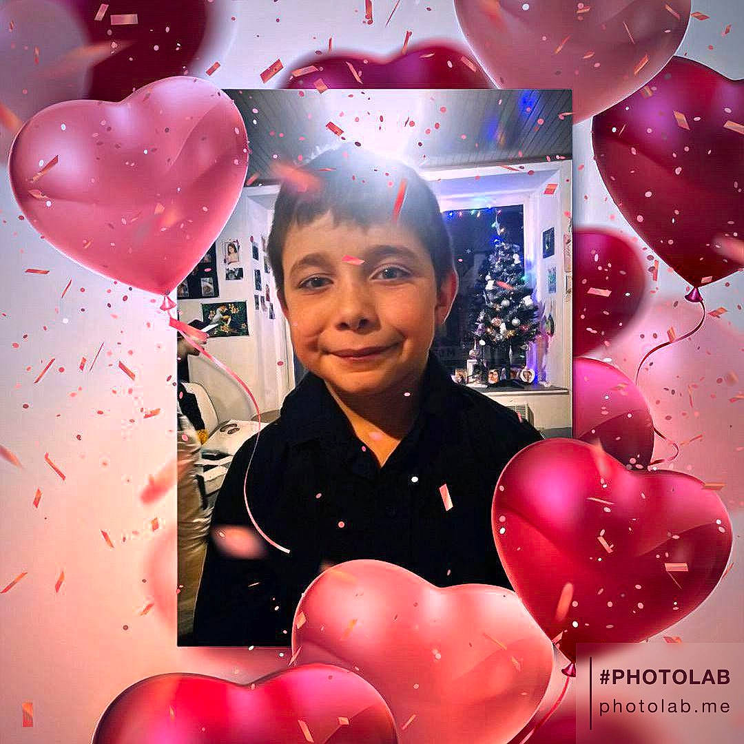 Maxime participe au concours pour gagner de l'argent avec cette photo : balloon, beauty, event, flash_photography, font, fun, gesture, happy, holiday, joy, magenta, material_property, organ, party_supply, person, photograph, photomontage, pink, red, smile
