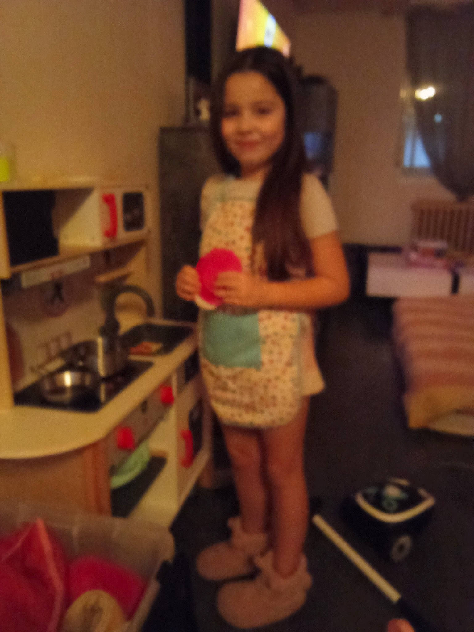 Louana participe au concours pour gagner de l'argent avec cette photo : cooking, cooktop, flooring, fun, gas_stove, happy, homemaker, human_leg, joy, kitchen, kitchen_appliance, kitchen_stove, person, room, shorts, smile, stove, t_shirt, thigh, toy