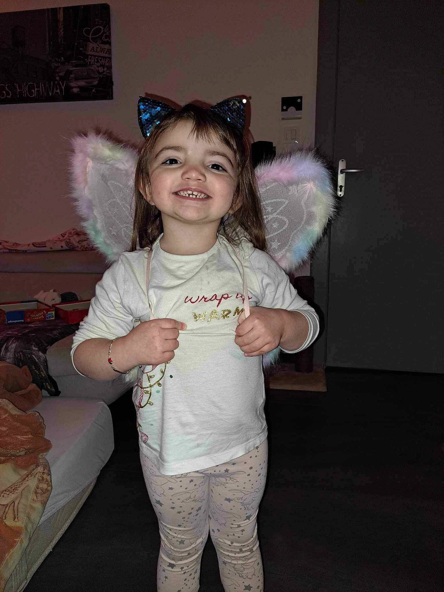 Inaya participe au concours pour gagner de l'argent avec cette photo : baby_toddler_clothing, child, clothing, costume, costume_hat, ear, event, fashion_accessory, fun, fur, happy, headpiece, iris, joy, mythical_creature, person, picture_frame, sleeve, smile, t_shirt
