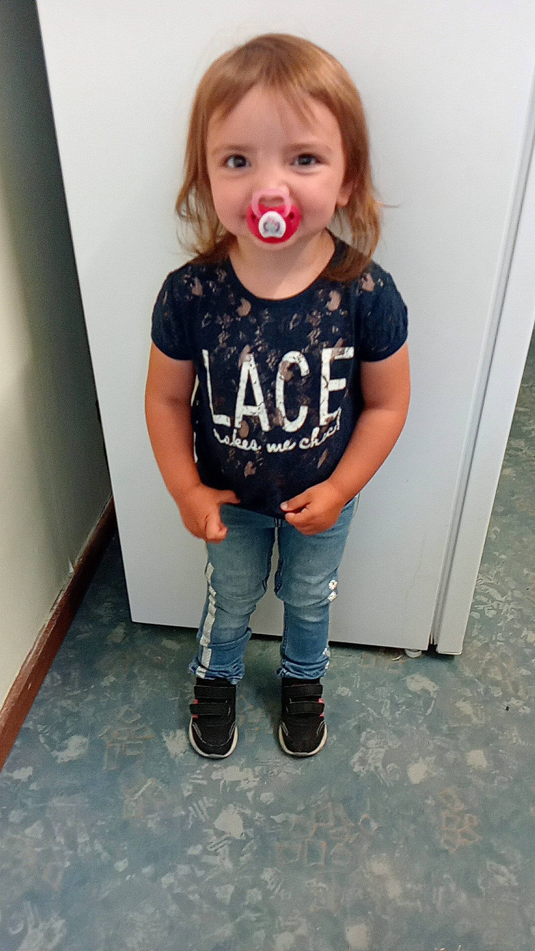 Inaya participe au concours pour gagner de l'argent avec cette photo : blond, brown_hair, electric_blue, eyelash, face, fashion_design, happy, human_leg, joint, joy, knee, leg, neck, pattern, person, shoulder, sleeve, sportswear, t_shirt, thigh