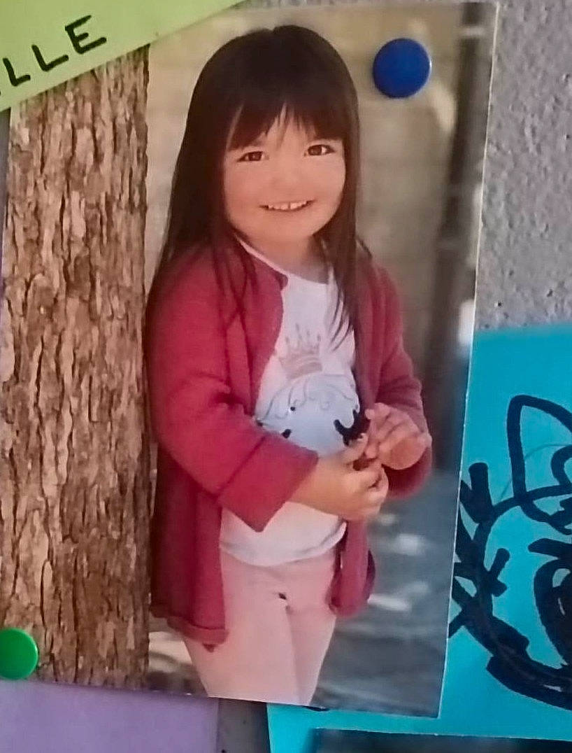 Louna a rejoint le concours — aidez-le/la à gagner de superbes lots ! art, bangs, child, eye, font, fun, gesture, happy, hime_cut, joy, magenta, pattern, person, pink, play, room, sleeve, smile, t_shirt, textile