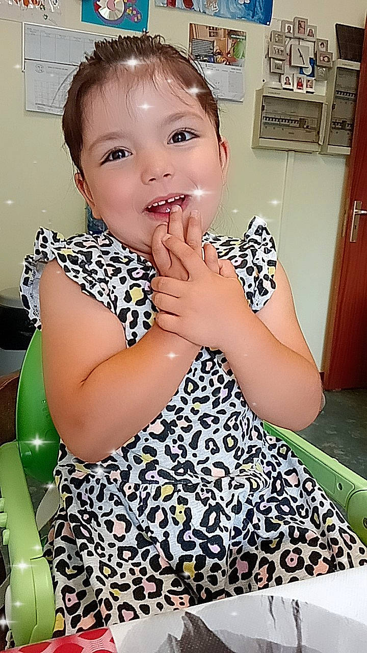 Louna a rejoint le concours — aidez-le/la à gagner de superbes lots ! arm, baby_toddler_clothing, chair, cheek, child, day_dress, door, eyelash, facial_expression, finger, fun, gesture, hairstyle, happy, joy, nail, pattern, person, shoulder, sleeve