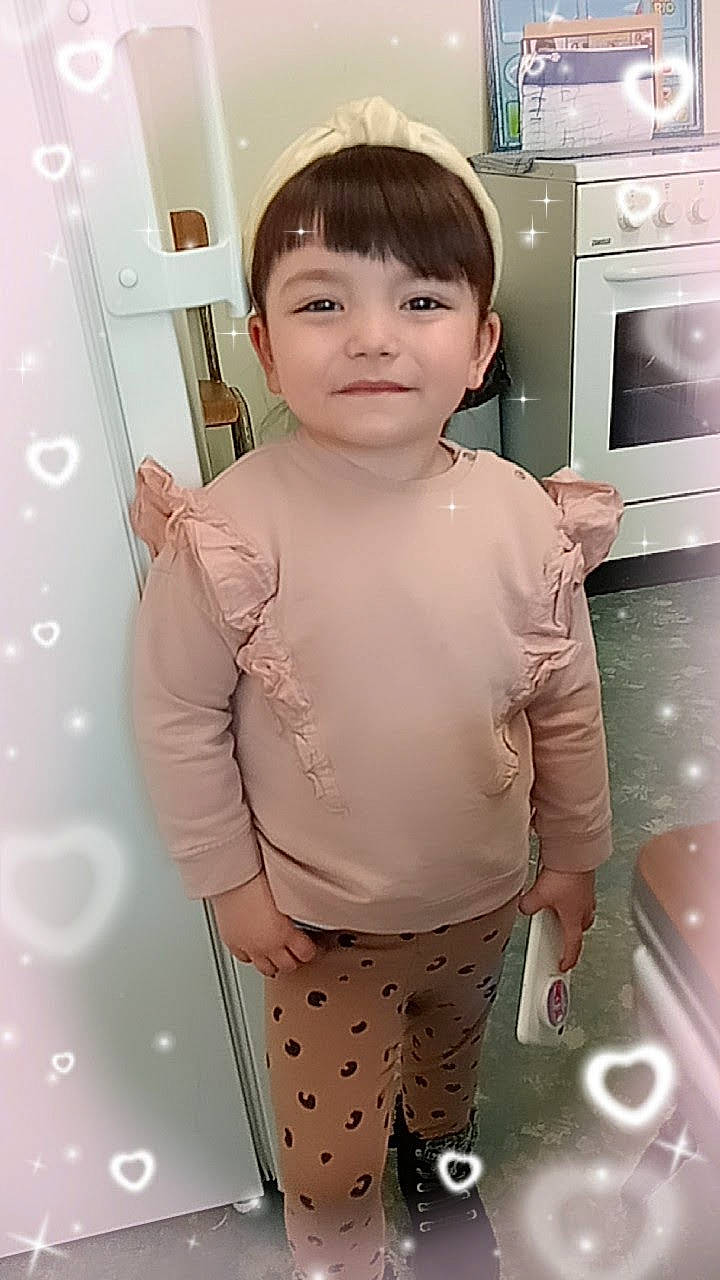 Louna a rejoint le concours — aidez-le/la à gagner de superbes lots ! baby_toddler_clothing, child, face, fashion_design, flooring, hairstyle, happy, home_appliance, joy, kitchen_appliance, neck, pattern, person, pink, shoulder, skin, sleeve, smile, t_shirt, toddler